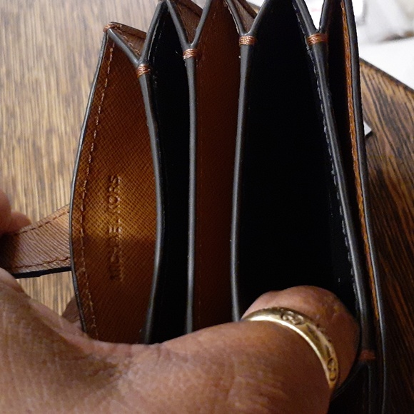 MICHAEL KORS LEATHER ACCORDION CARD CASE - Picture 3 of 8